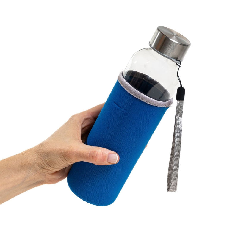 Botella con funda